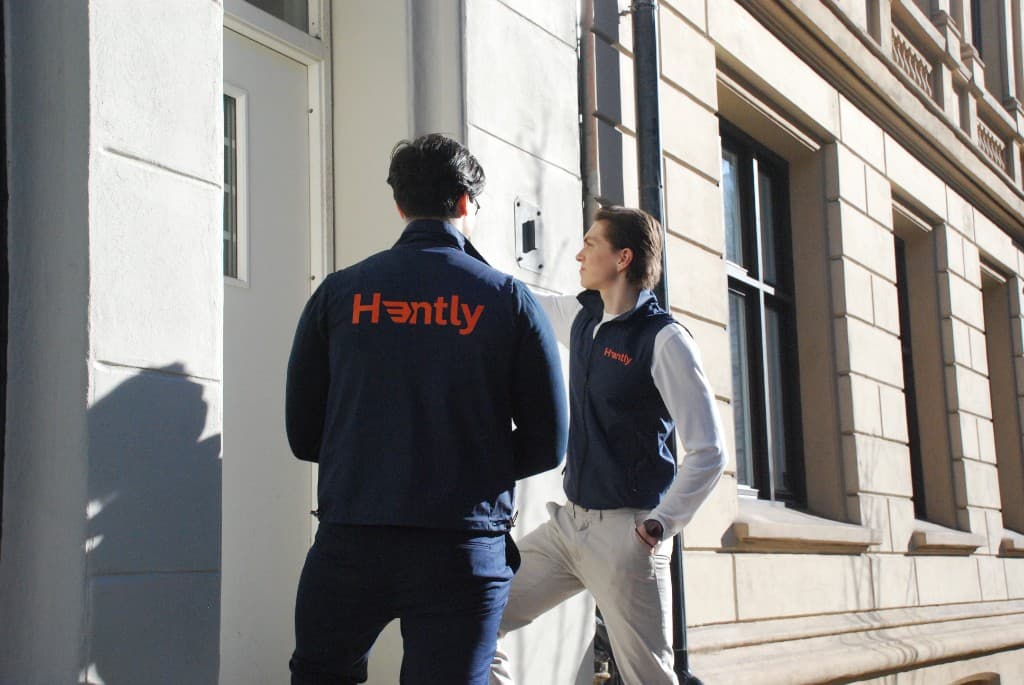 Hently-bud utenfor inngang